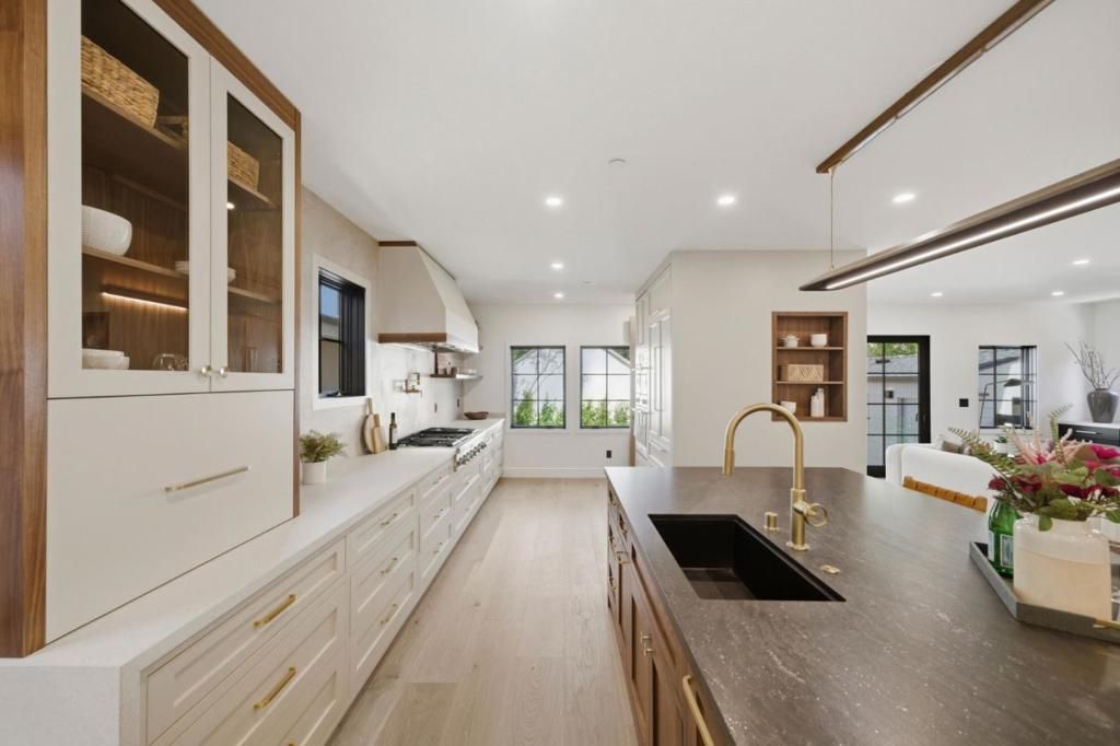 Image 18 of property listing at 1548 Cypress Avenue, Burlingame, CA 94010