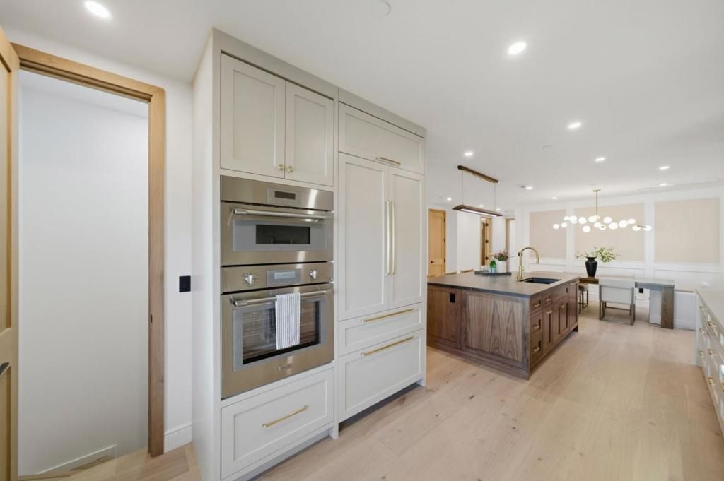 Image 22 of property listing at 1548 Cypress Avenue, Burlingame, CA 94010
