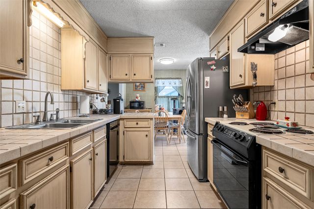 525 Angel Fire Drive, Hewitt, TX 76643