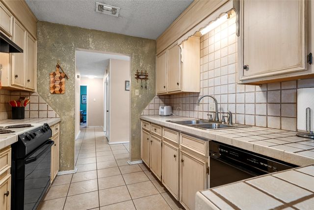 525 Angel Fire Drive, Hewitt, TX 76643