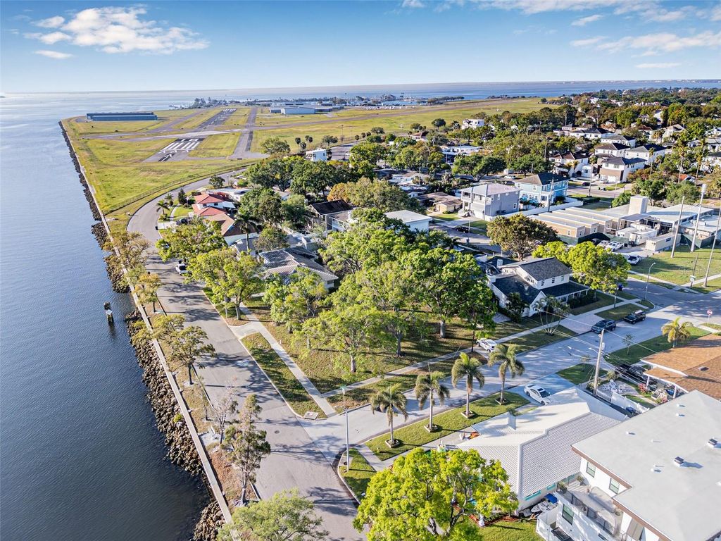 Image 8 of property listing at 602 CHANNEL DRIVE, Tampa, FL 33606