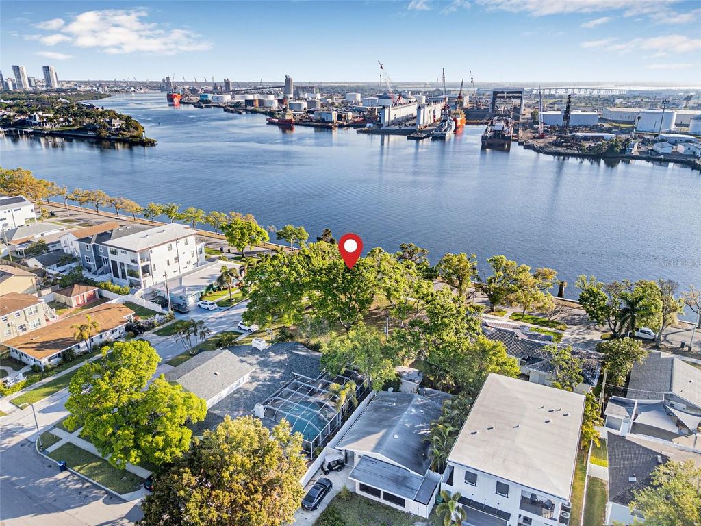 Image 9 of property listing at 602 CHANNEL DRIVE, Tampa, FL 33606