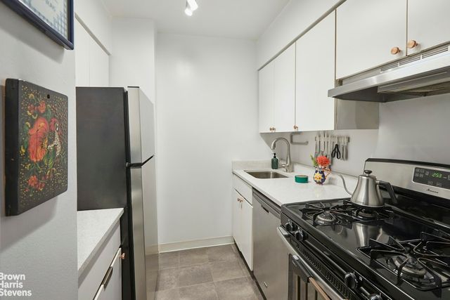301 E 45th St Apt 2F, New York City, NY 10017