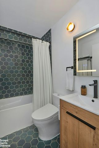 301 E 45th St Apt 2F, New York City, NY 10017