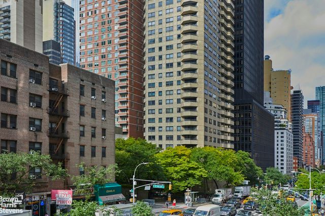 301 E 45th St Apt 2F, New York City, NY 10017