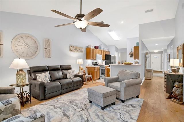643 Spring Lake Court, Mobile, AL 36695