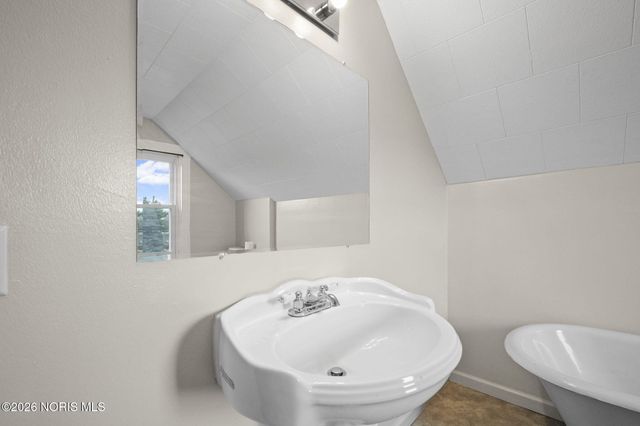 310 Jennings Road, Rossford, OH 43460