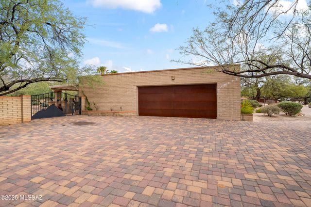 11101 E Calle Vaqueros, Tucson, AZ 85749