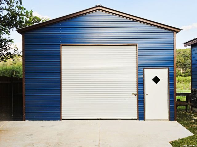 135 Lakeshore Dr S, Bandera, TX 78003