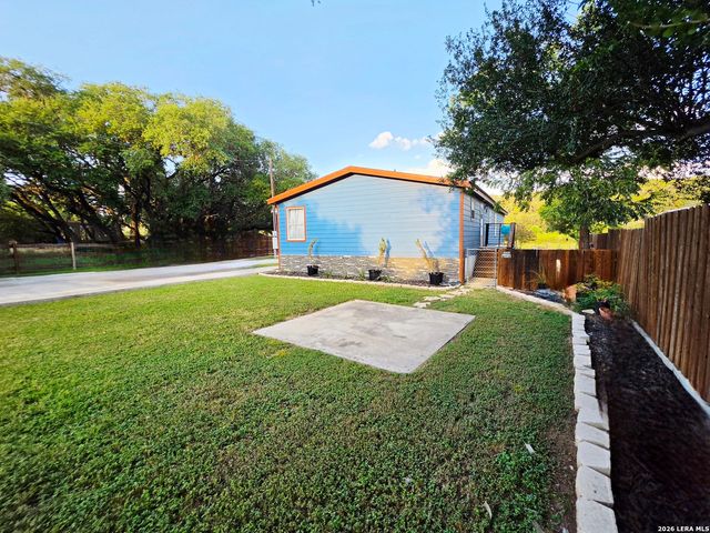 135 Lakeshore Dr S, Bandera, TX 78003