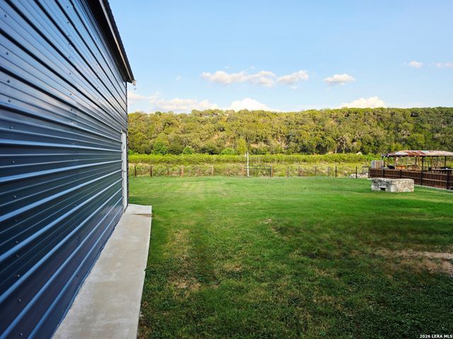 135 Lakeshore Dr S, Bandera, TX 78003
