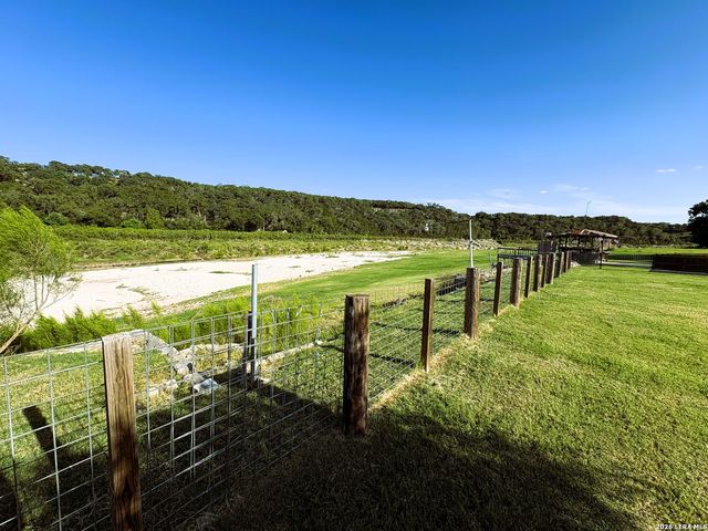 135 Lakeshore Dr S, Bandera, TX 78003