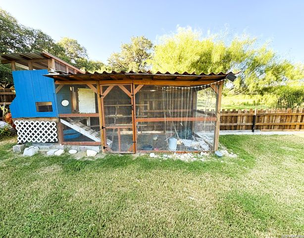 135 Lakeshore Dr S, Bandera, TX 78003