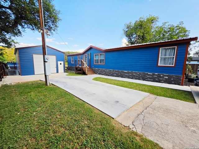 135 Lakeshore Dr S, Bandera, TX 78003