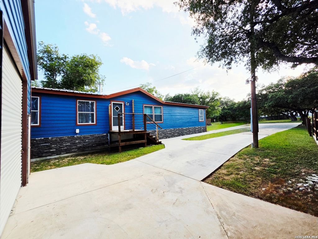 135 Lakeshore Dr S, Bandera, TX 78003