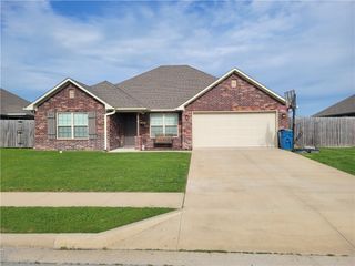 828 Brook Street, Gentry, AR 72734
