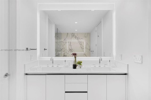 100 S Pointe Dr TH-13, Miami Beach, FL 33139