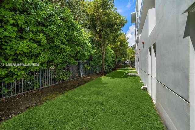 100 S Pointe Dr TH-13, Miami Beach, FL 33139