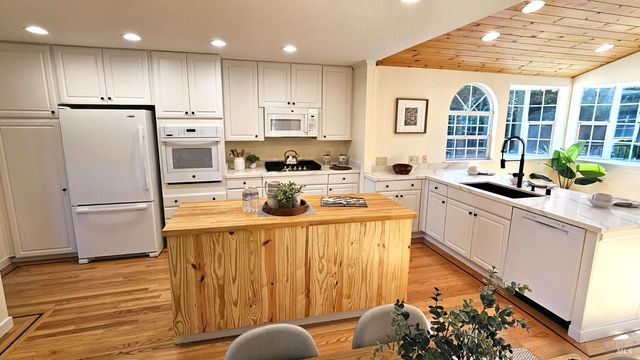 12 Angelica Ct, Novato, CA 94947