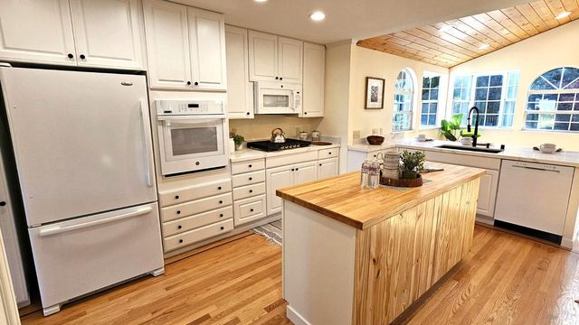 12 Angelica Ct, Novato, CA 94947