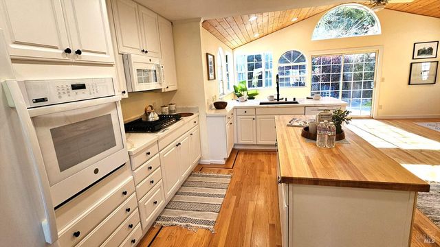 12 Angelica Ct, Novato, CA 94947