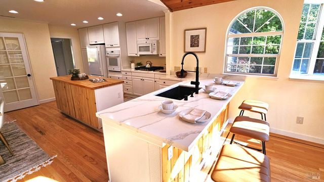 12 Angelica Ct, Novato, CA 94947