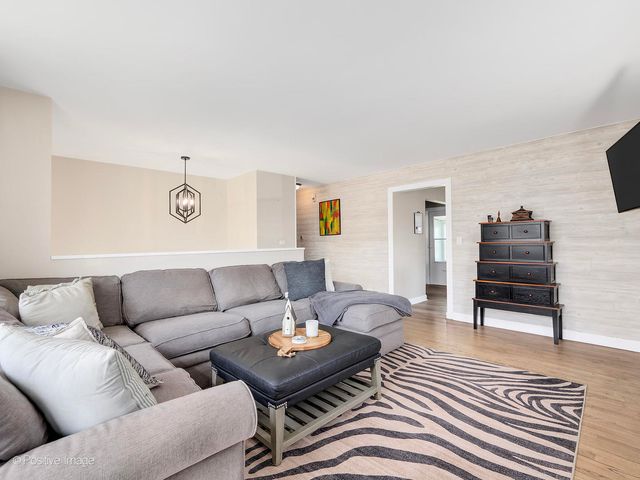 266 Marilyn Avenue, Glendale Heights, IL 60139