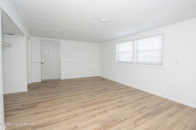 417 Saguaro Dr, Louisville, KY 40229