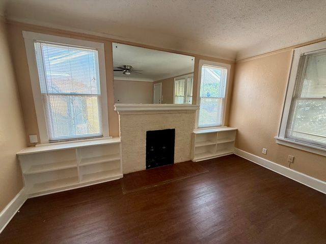 2946 Lipscomb Street, Fort Worth, TX 76110