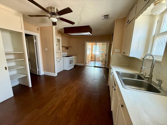 2946 Lipscomb Street, Fort Worth, TX 76110