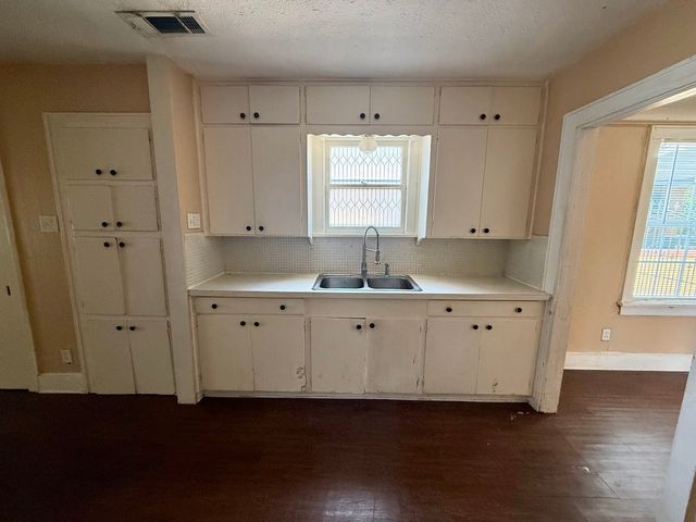 2946 Lipscomb Street, Fort Worth, TX 76110