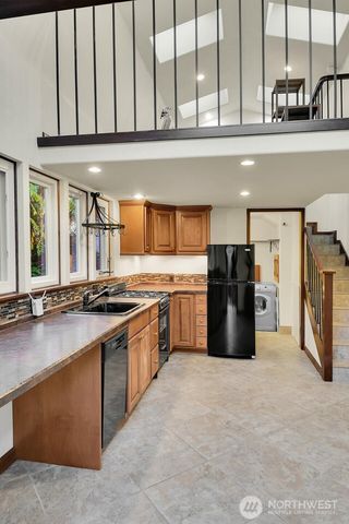 1512 10th Avenue W, Seattle, WA 98119