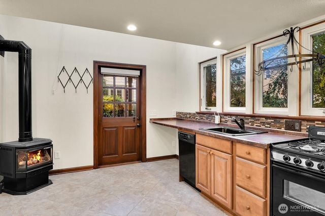 1512 10th Avenue W, Seattle, WA 98119