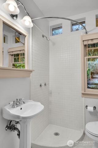 1512 10th Avenue W, Seattle, WA 98119