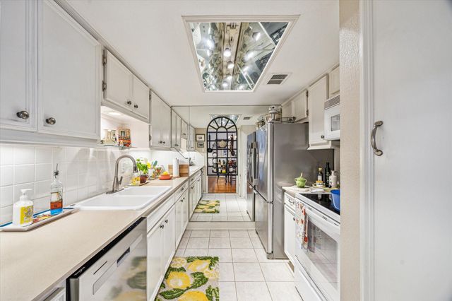 2238 S Piney Point Road 204, Houston, TX 77063