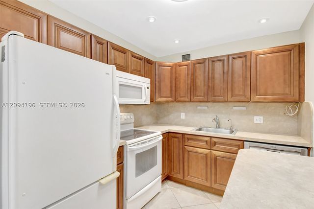 13475 SW 9th St 413A, Pembroke Pines, FL 33027