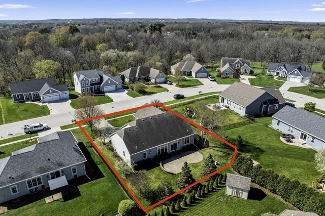 2844 Oakmont DRIVE, East Troy, WI 53120