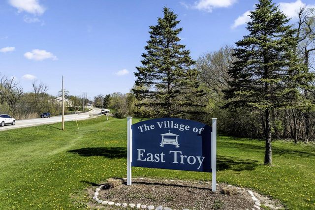 2844 Oakmont DRIVE, East Troy, WI 53120