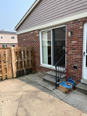19936 N Great Oaks Circle J, Clinton Township, MI 48036