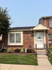 19936 N Great Oaks Circle J, Clinton Township, MI 48036