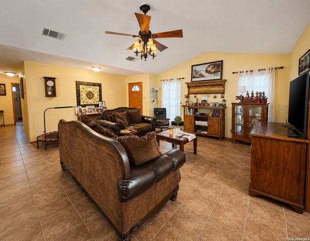 106 WEESE LN, Pleasanton, TX 78064