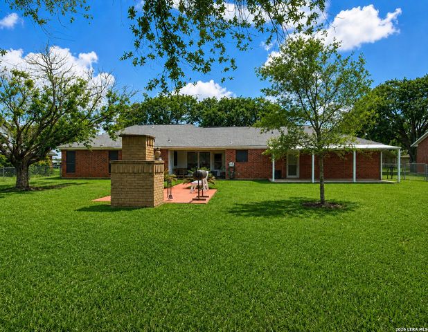 106 WEESE LN, Pleasanton, TX 78064