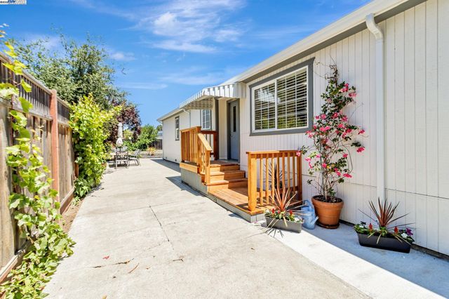 2940 Somerset Ave, Castro Valley, CA 94546