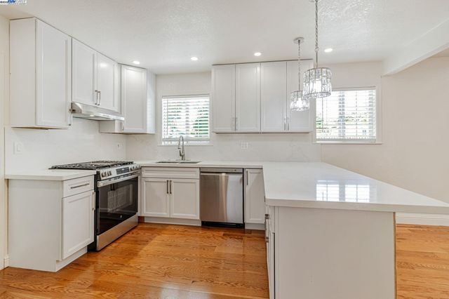 2940 Somerset Ave, Castro Valley, CA 94546