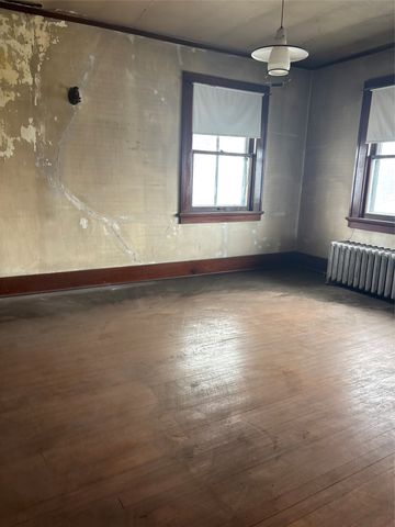 211 S Maple Street, Creston, IA 50801