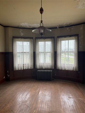 211 S Maple Street, Creston, IA 50801