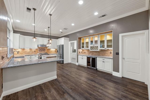 2450 W Beechwood Avenue, Fresno, CA 93711