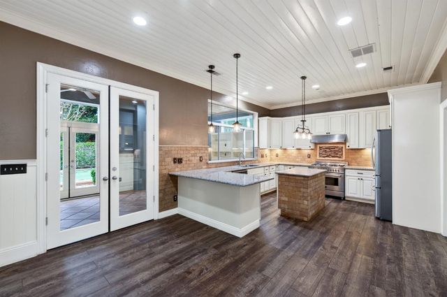 2450 W Beechwood Avenue, Fresno, CA 93711