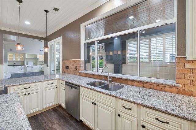 2450 W Beechwood Avenue, Fresno, CA 93711