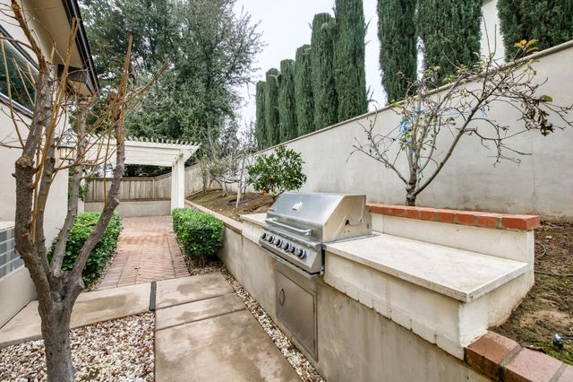 2450 W Beechwood Avenue, Fresno, CA 93711